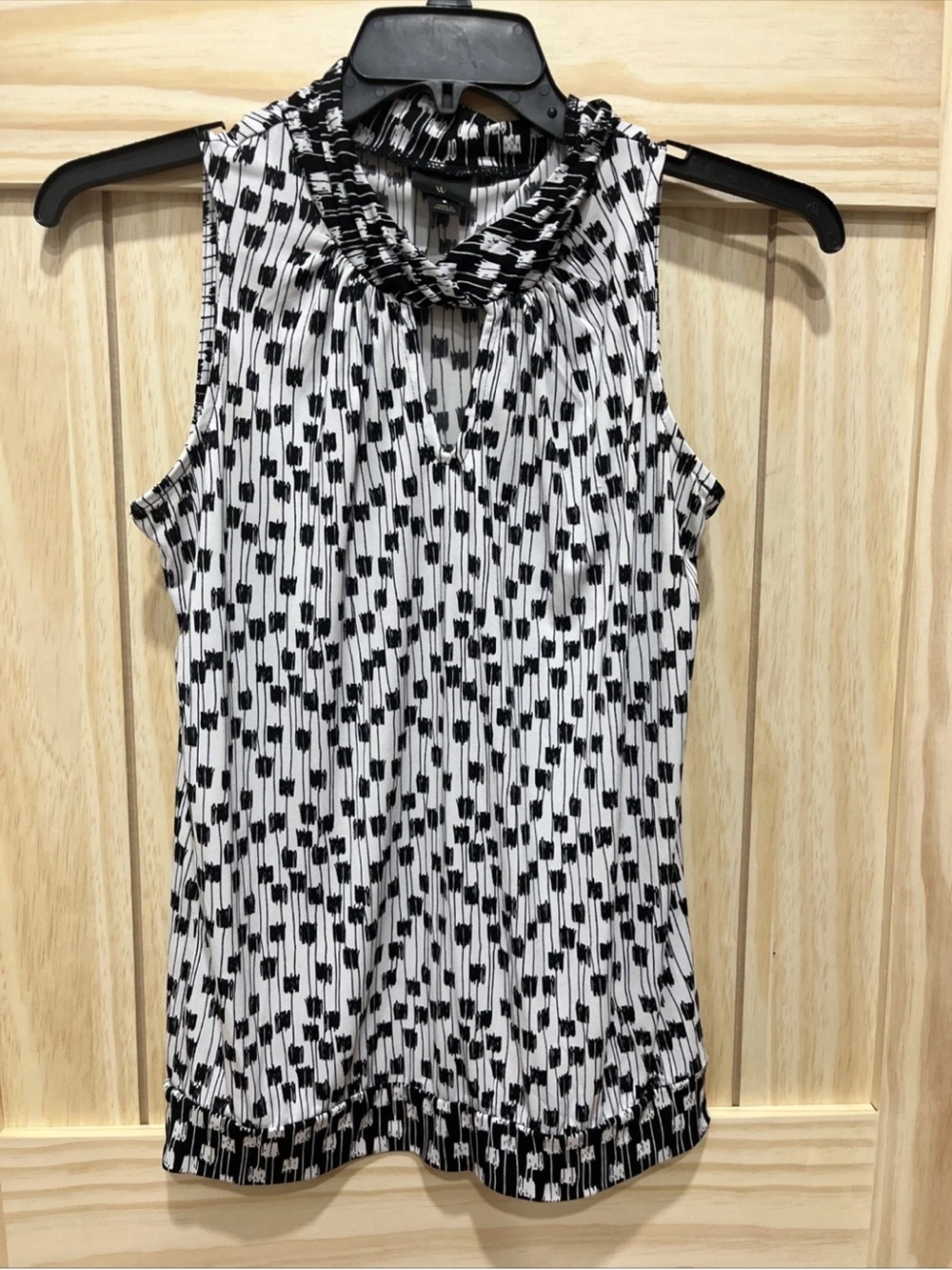 Worthington Black & White Sleeveless Twist-Neck Printed Top